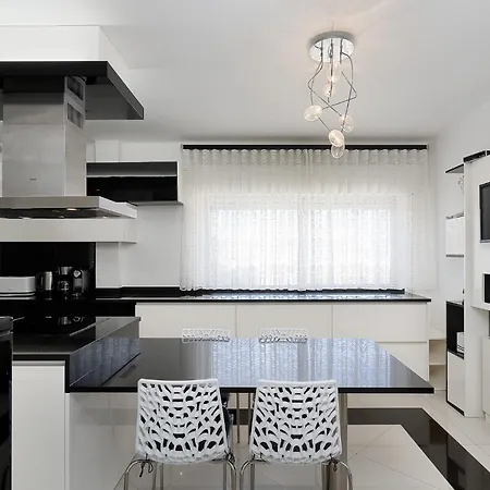 Deluxe 4bdr House W/ Pool By Lovelystay Portimao